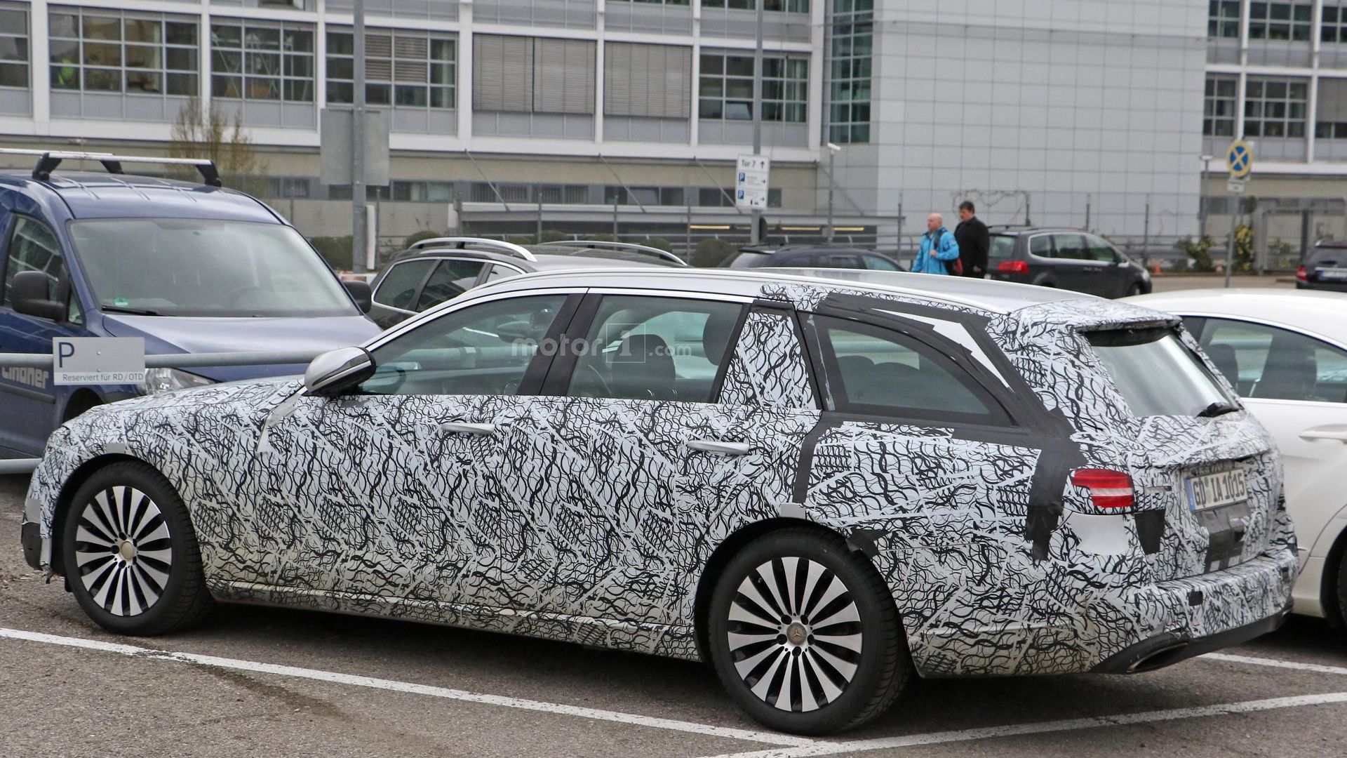 2017-mercedes-e-class-estate-spy-photo