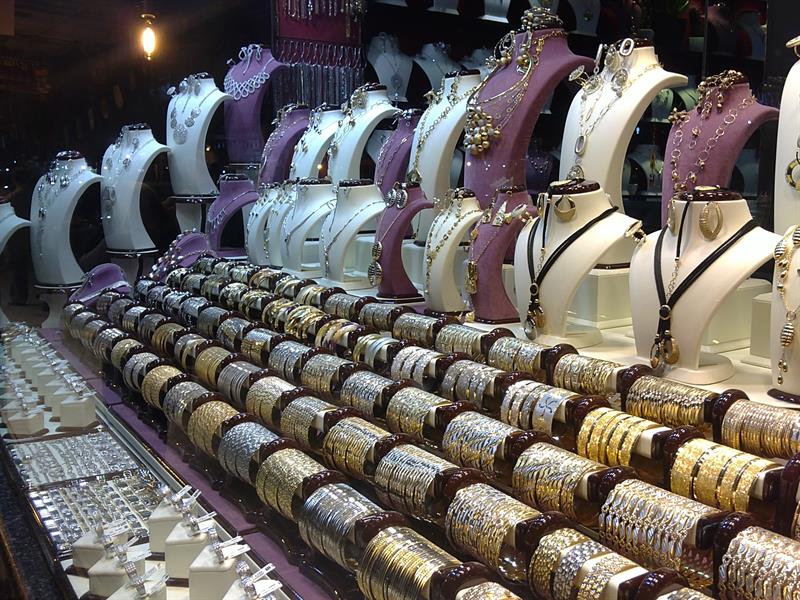 رئیس اتحادیه طلا و جواهر گفت: ۱۵ تا ۲۲ درصد داخل ویترین ها، طلای قاچاق وجود دارد.